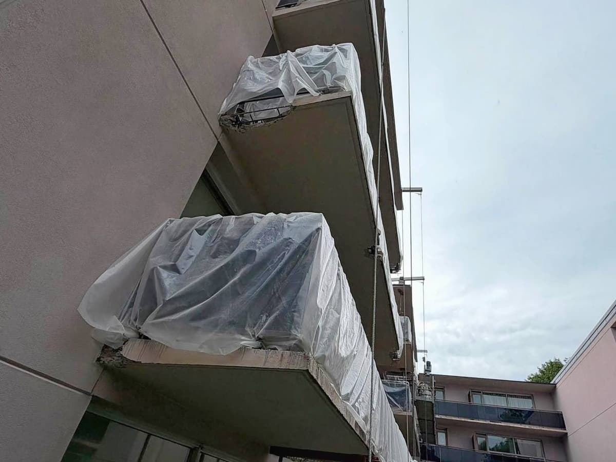 Balcony railing restoration project in Toronto